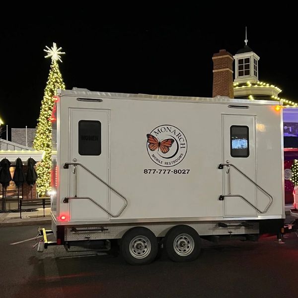 5 stall unit outside of shopping area with Christmas tree