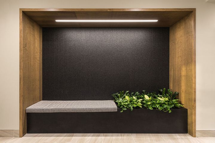 Modern office waiting area design at Hoeft Builders in Eau Claire, WI, featuring built-in bench Corporate office waiting area design at Hoeft Builders in Eau Claire, Wi