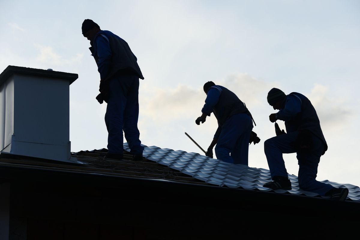 building-roof-construction-site-teamwork-SBI-300934452.jpg