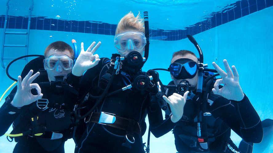 SCUBA-Diver-Pool-Training-Class