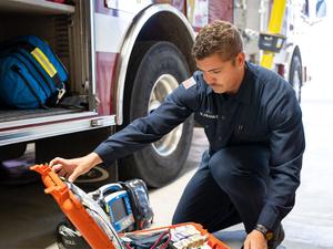 paramedic-in-action-registered-nurse-pathway-mobile.jpg